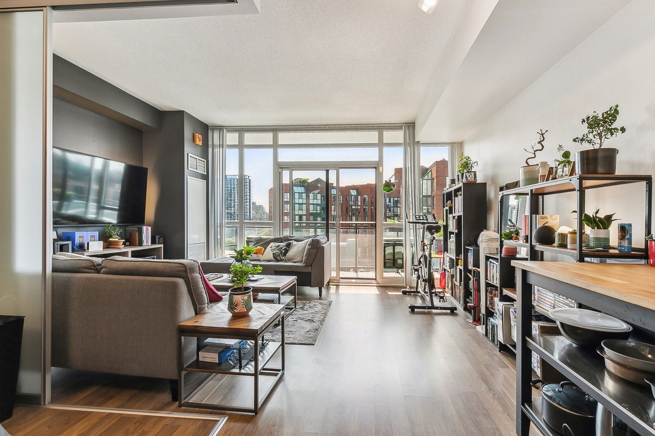 775 King St W Unit: 906