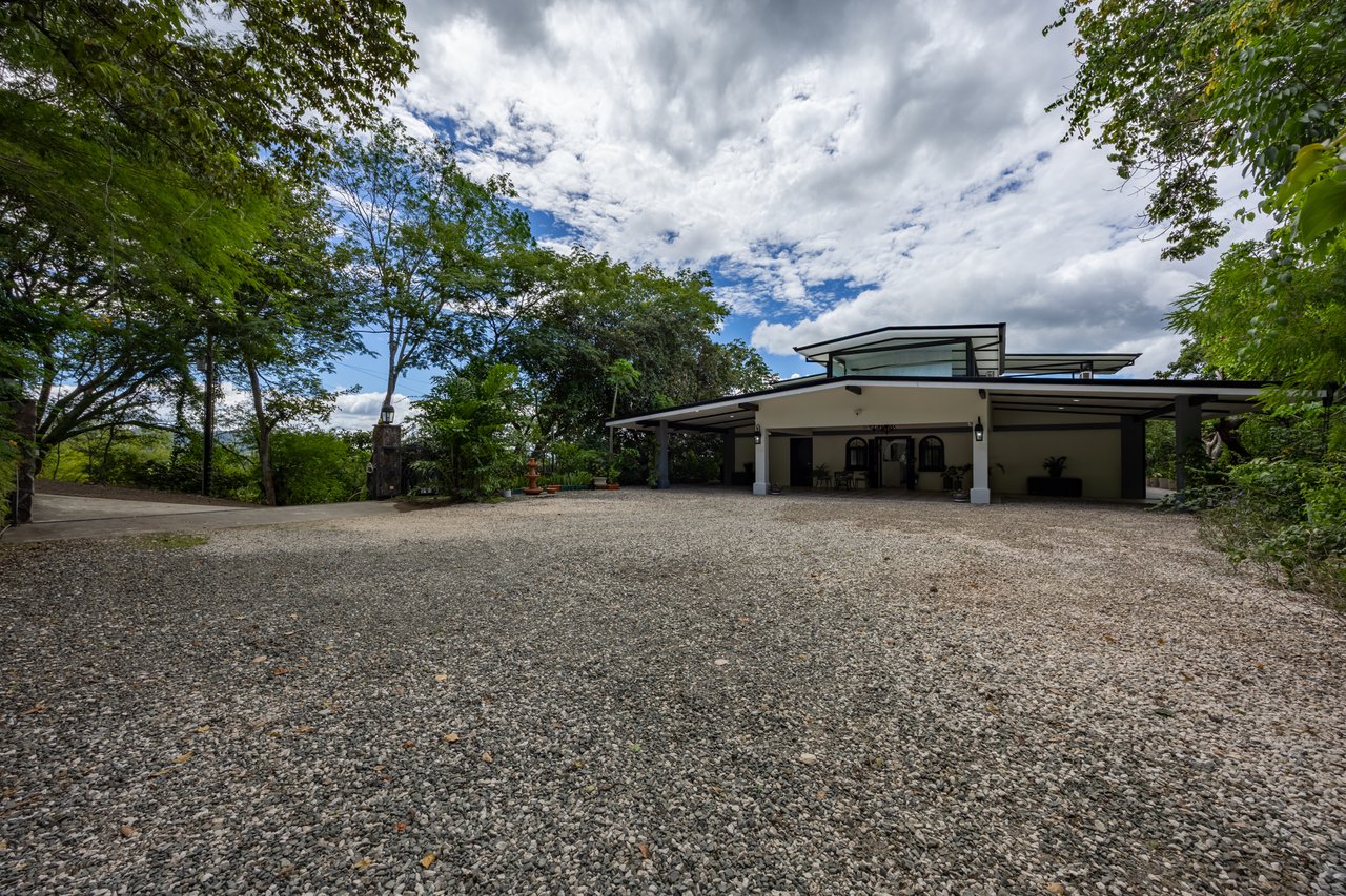 Casa Brillante & Casita Cinco Playas | Modern Home with Guest Casita, Pool & Mountain Views in Huacas