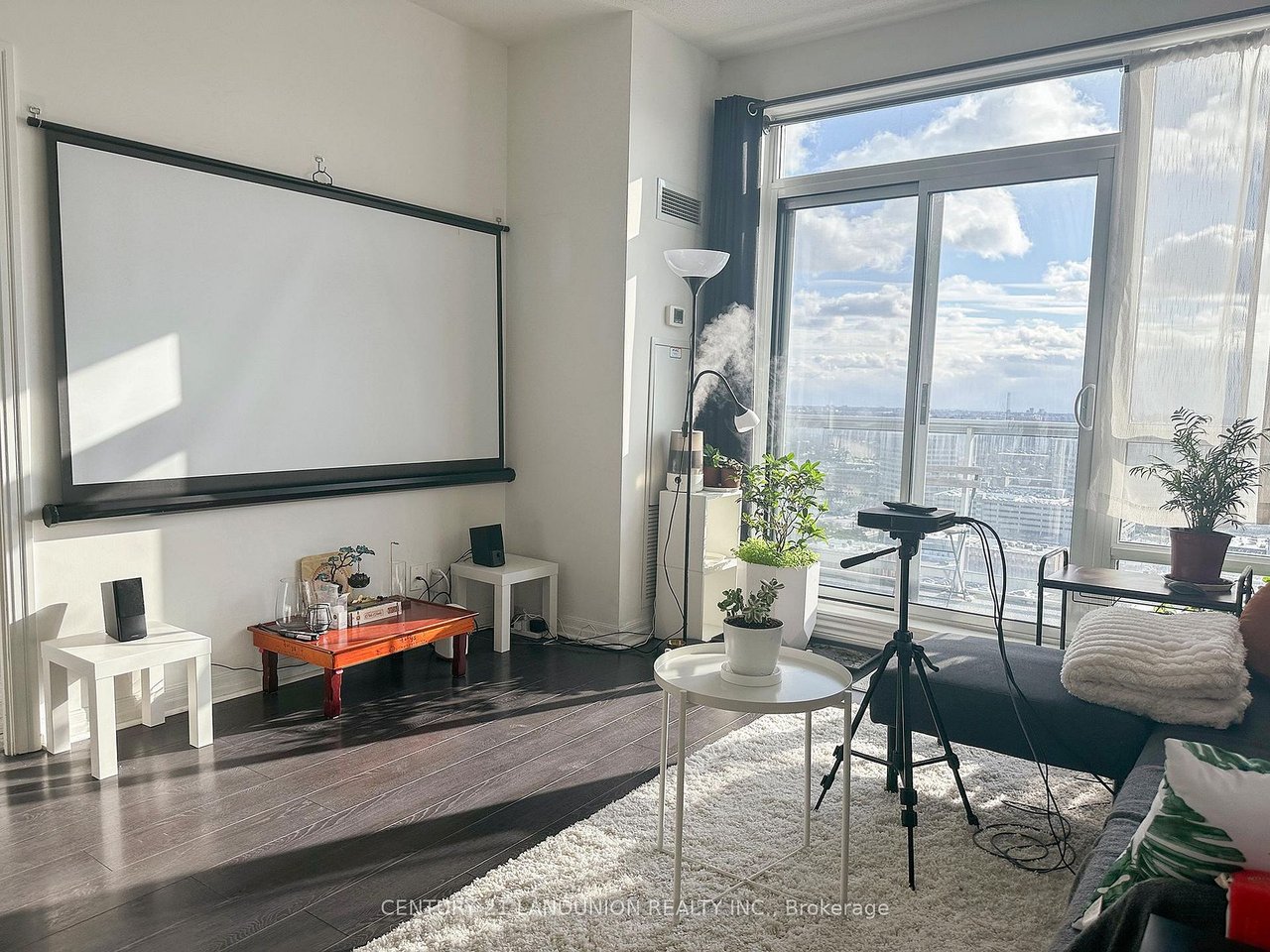 COZY PENTHOUSE LIVING