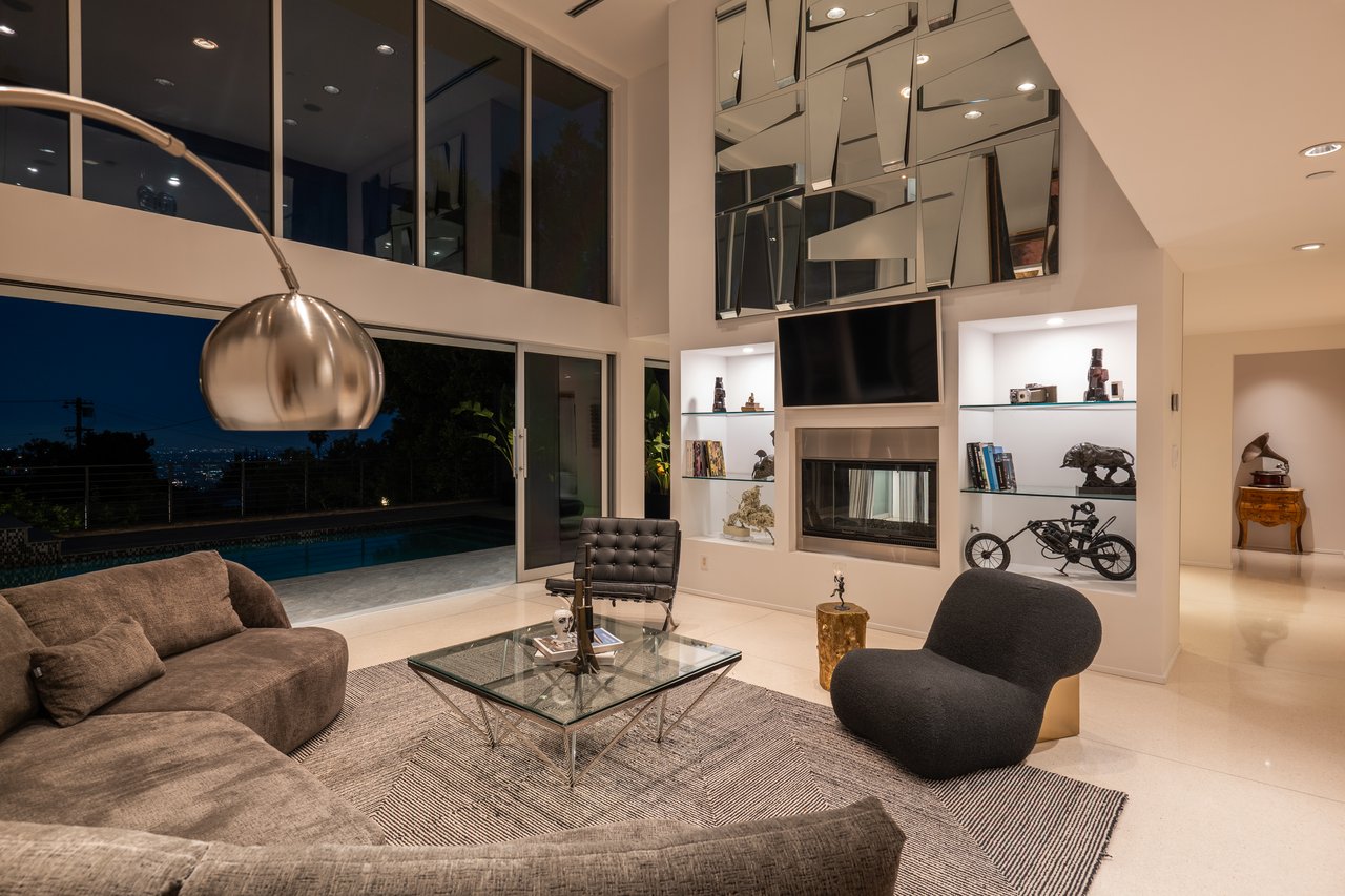 1545 Sunset Plaza Dr
