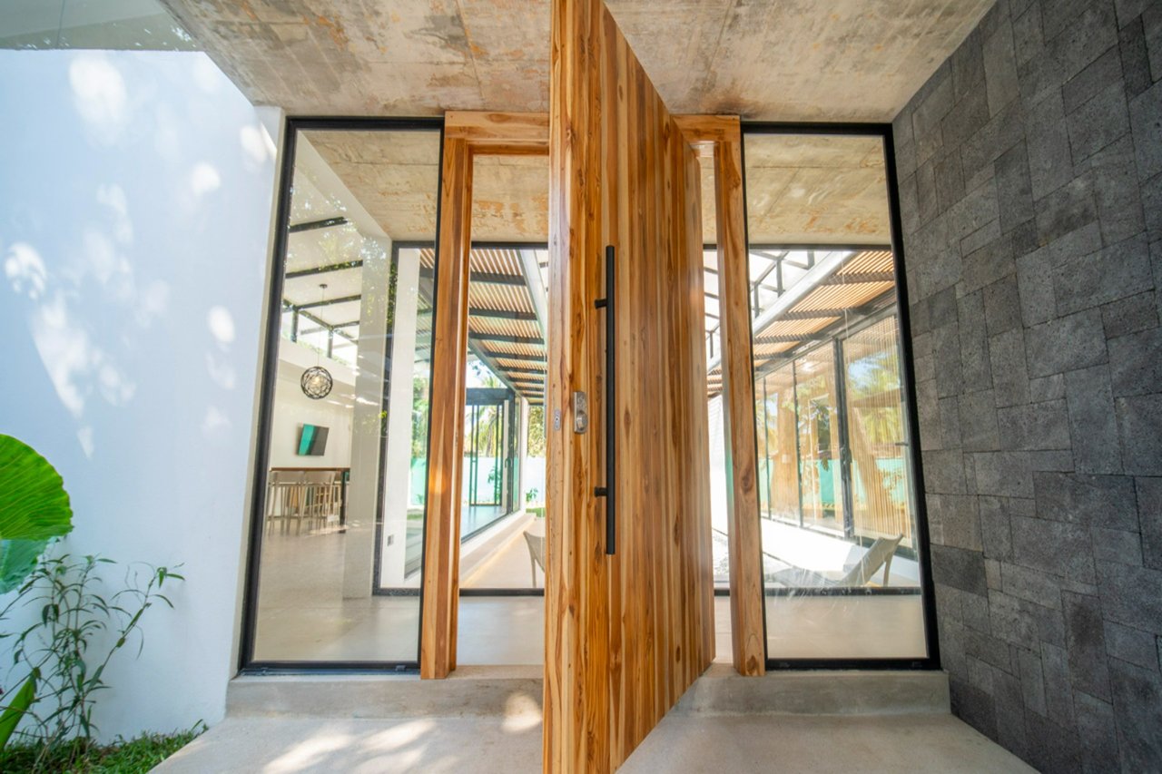 Casa Cenizaro | Elegant 4-Bed Tropical Retreat with Pool in Surfside, Potrero