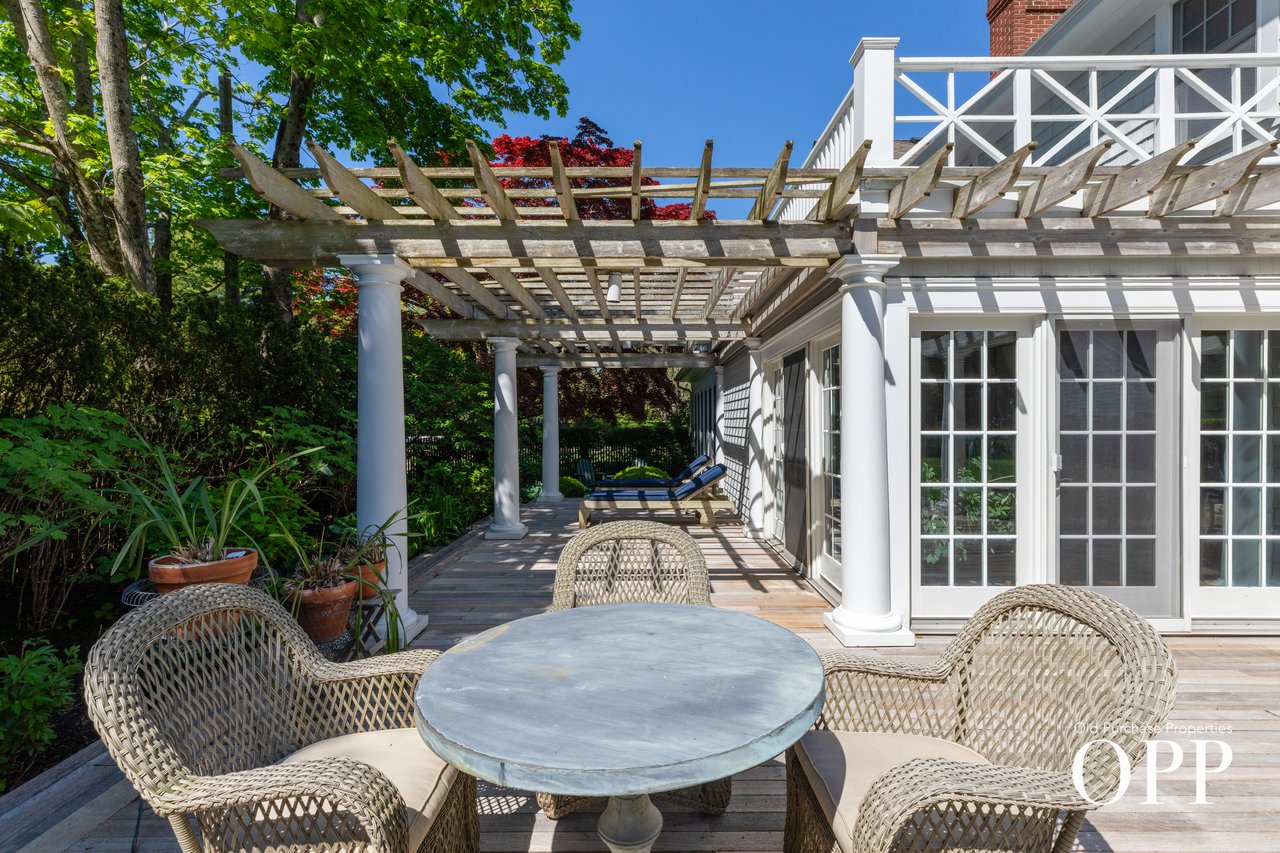 A Classic Residence in the Estate Section