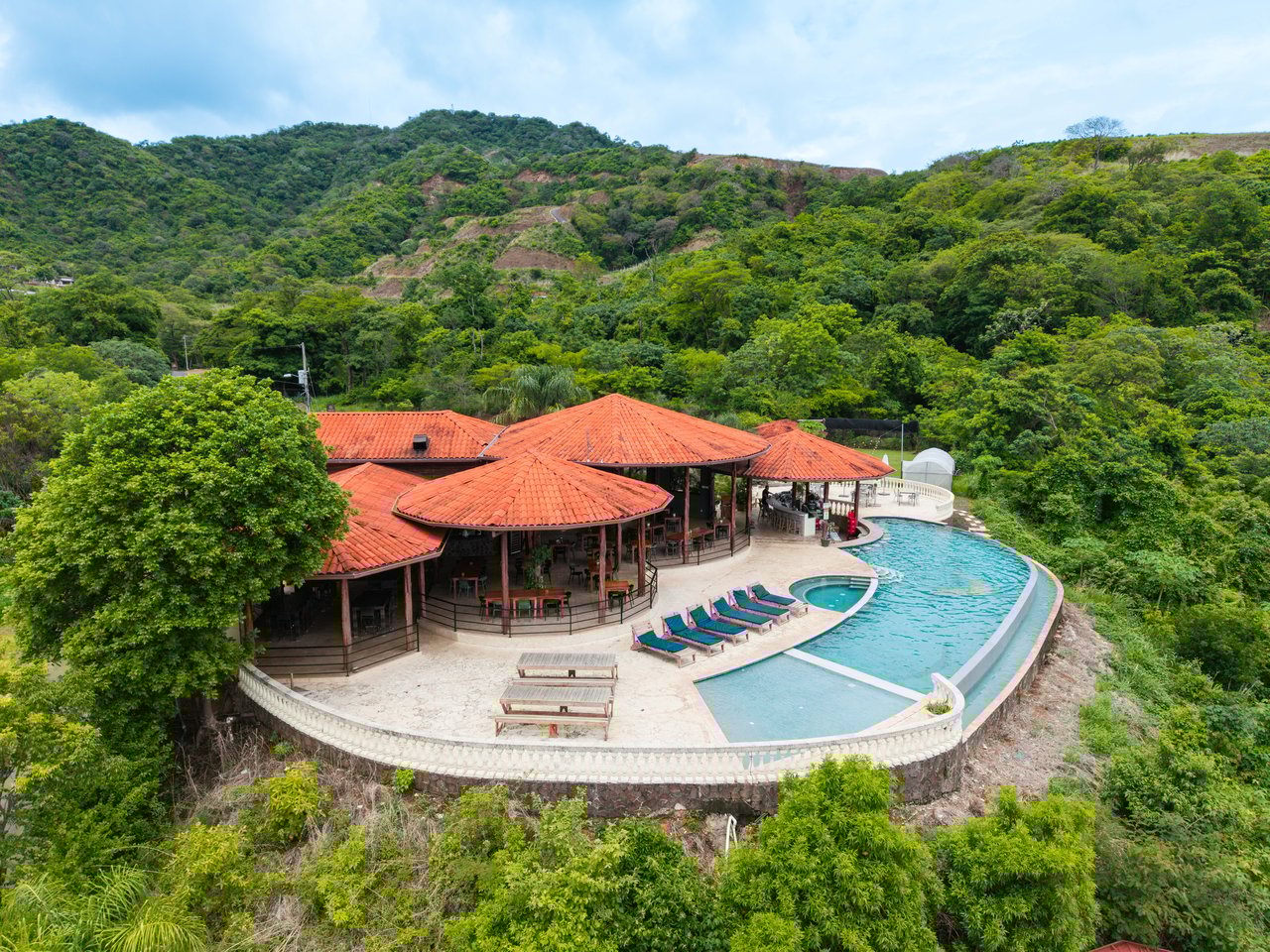 Casa Pickle on the Hill | Spacious Private Estate with Pickleball Court, Mature Gardens & Independent Guest Apartment