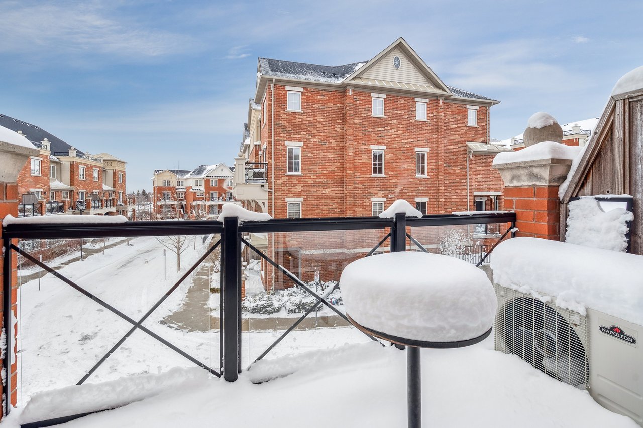 Stylish 2 Bedroom Stacked Townhouse in Oakville's Uptown Core