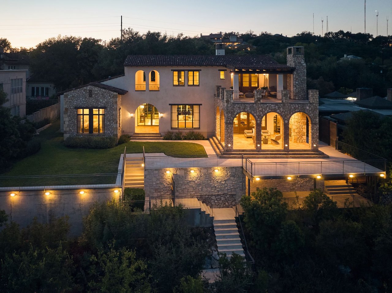 LAKESHORE HORIZON: WATERFRONT VILLA WITH LAKE & CITY VIEWS