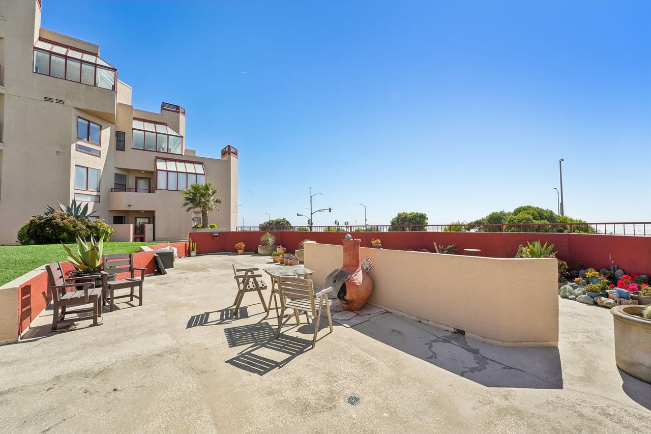 875 La Playa St