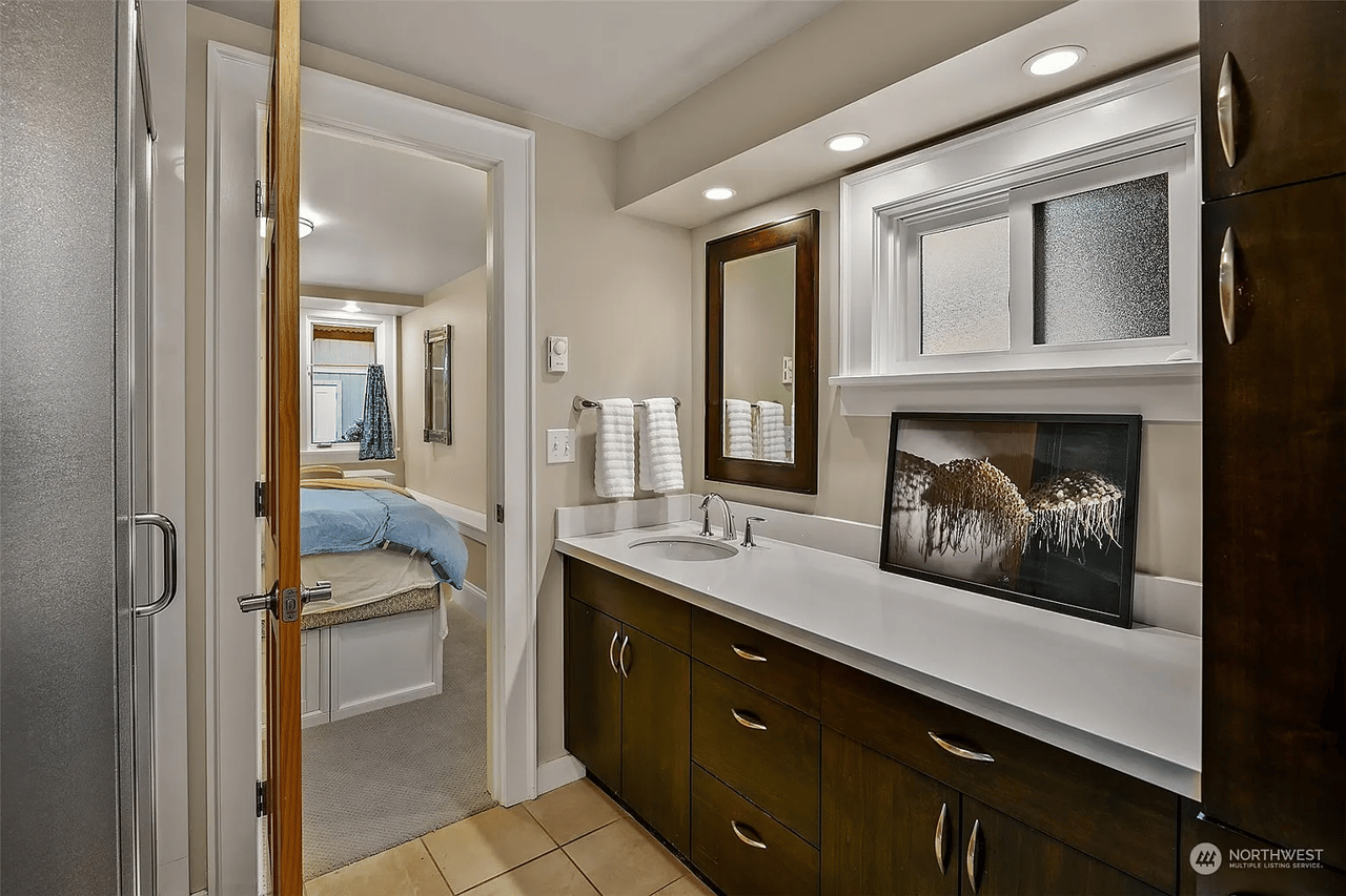 5529 Kenwood Place N