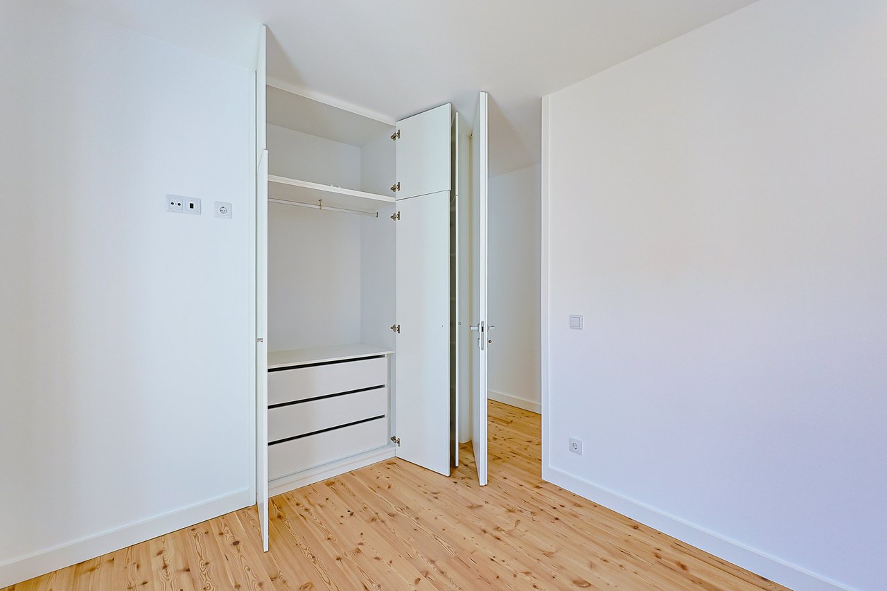 3 Bedroom Duplex with Sea View, Balcony & Private Lift in Monte Estoril