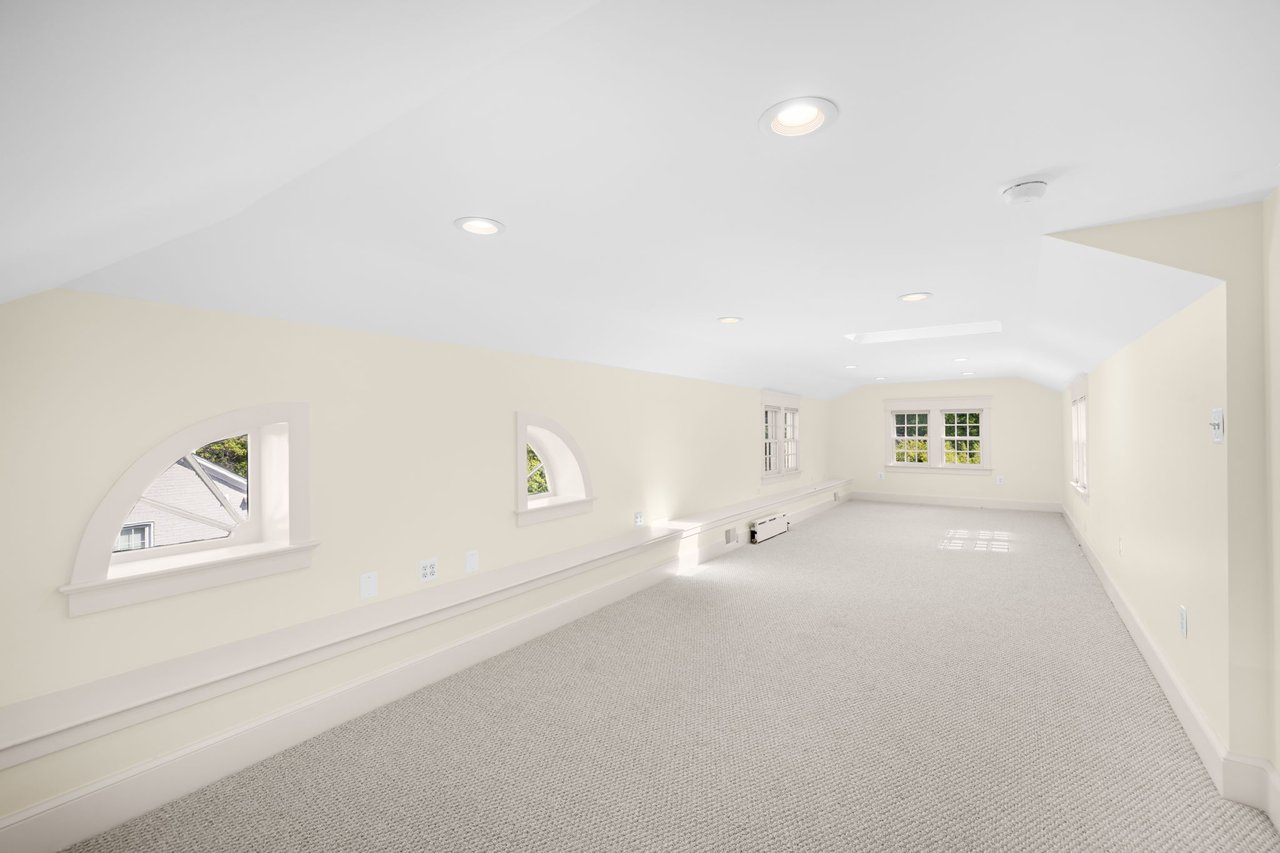 22 W OAK STREET