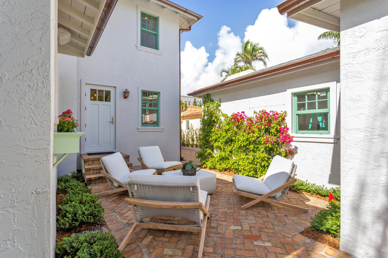 Charming Like New Residence In Town