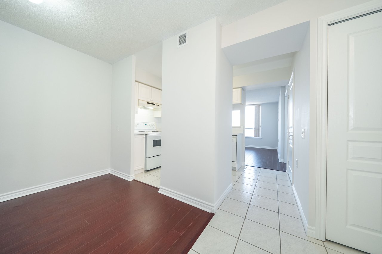 9015 Leslie Street, 807