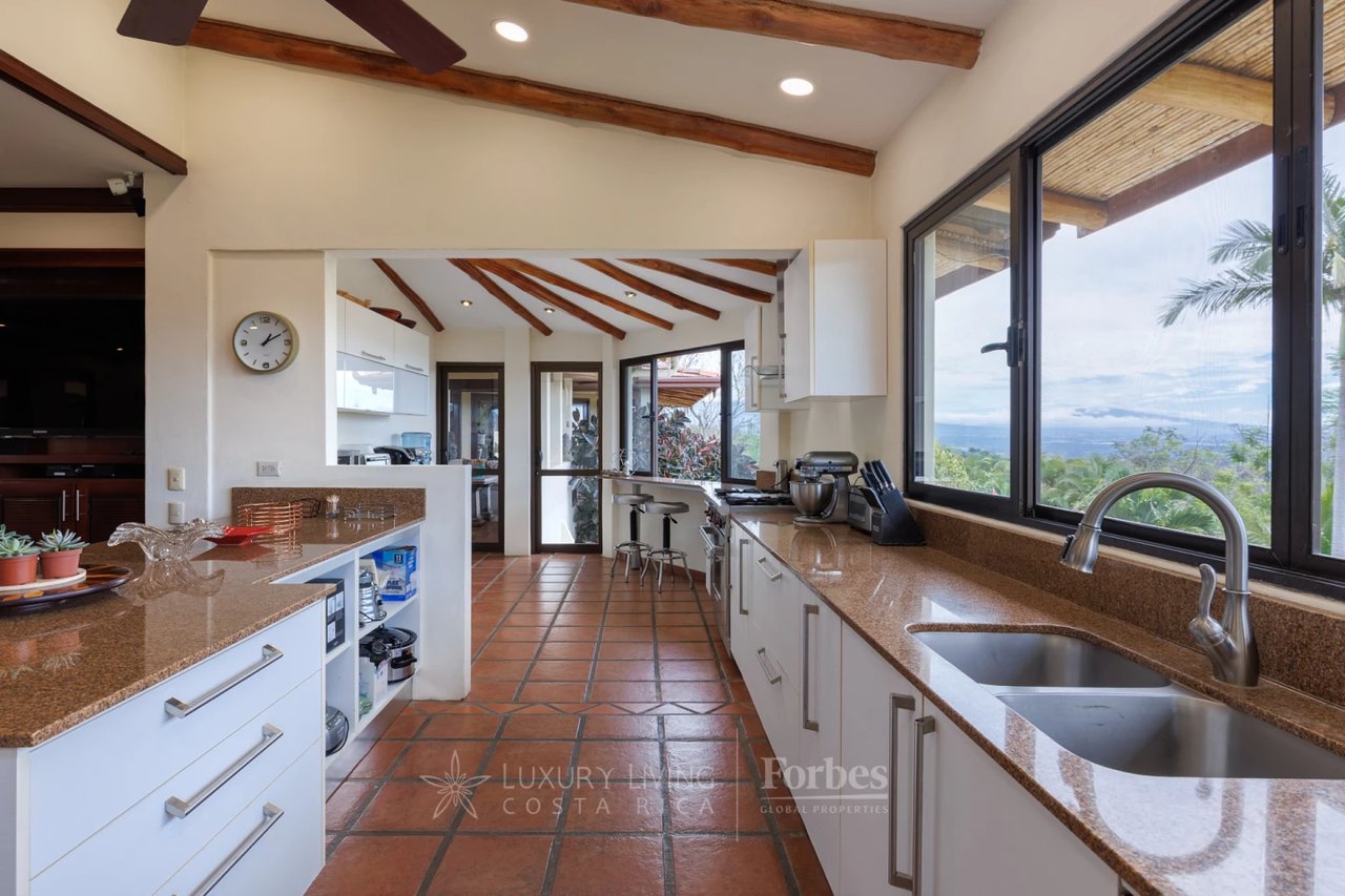 20875 - Villa Plumeria: Atenas, 3.8 Ha with Pool, Coffee Plantation & Views