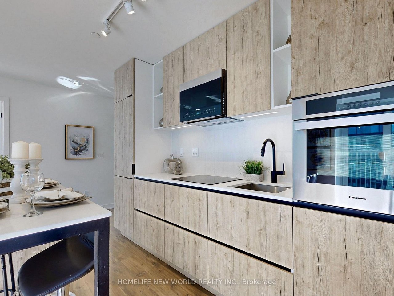 VIBRANT PENTHOUSE IN DOWNTOWN