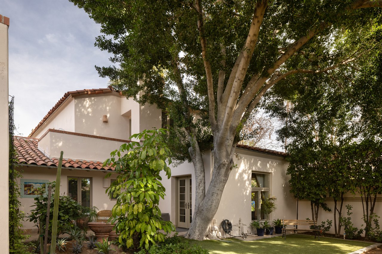 3042 N MANOR Drive E