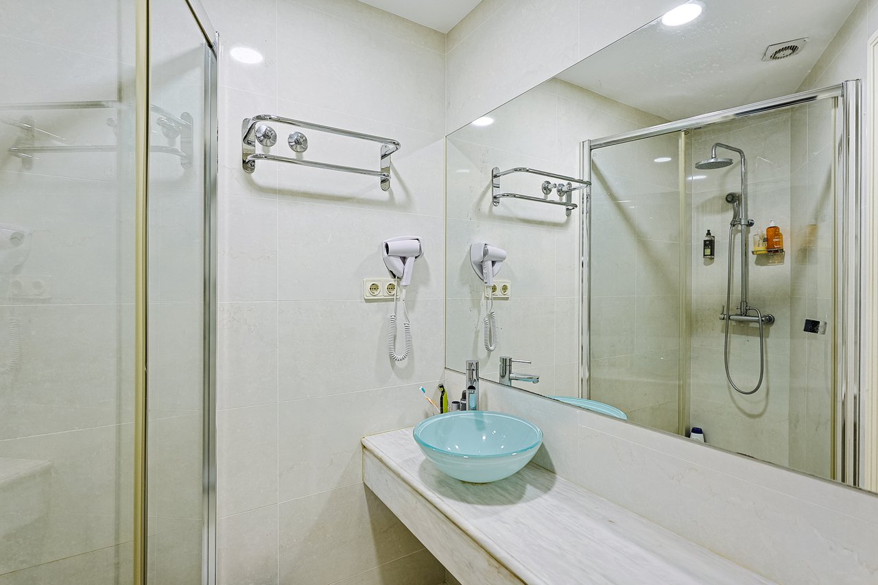 Spacious 8+2-Bedroom Villa with Pool for Rent in Cascais
