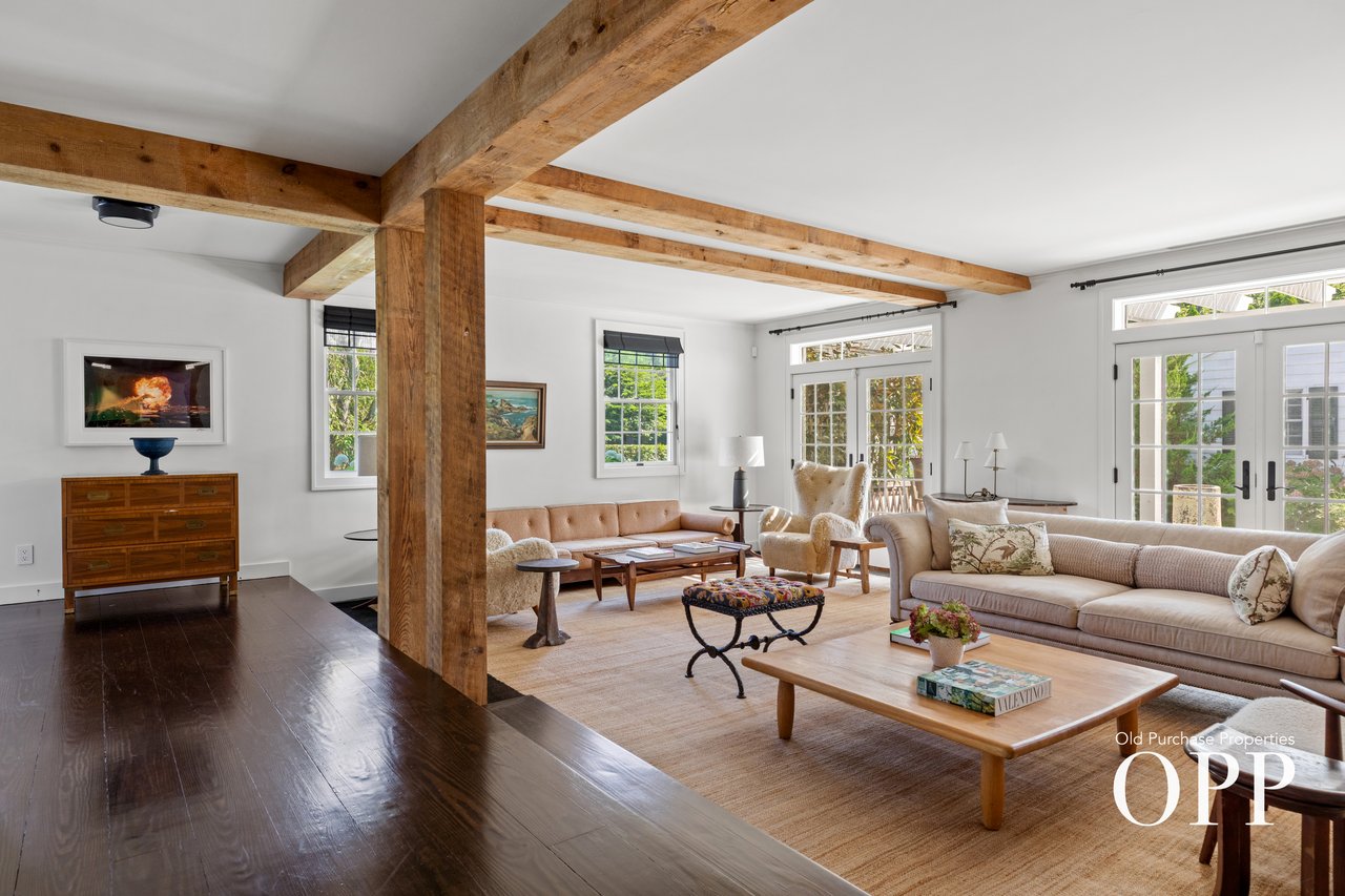 A REFINED BELLPORT RETREAT