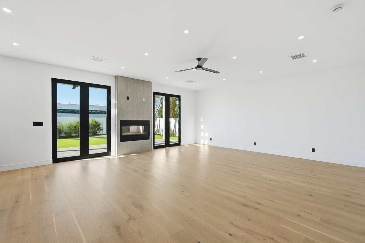 3106 N VALENCIA Lane