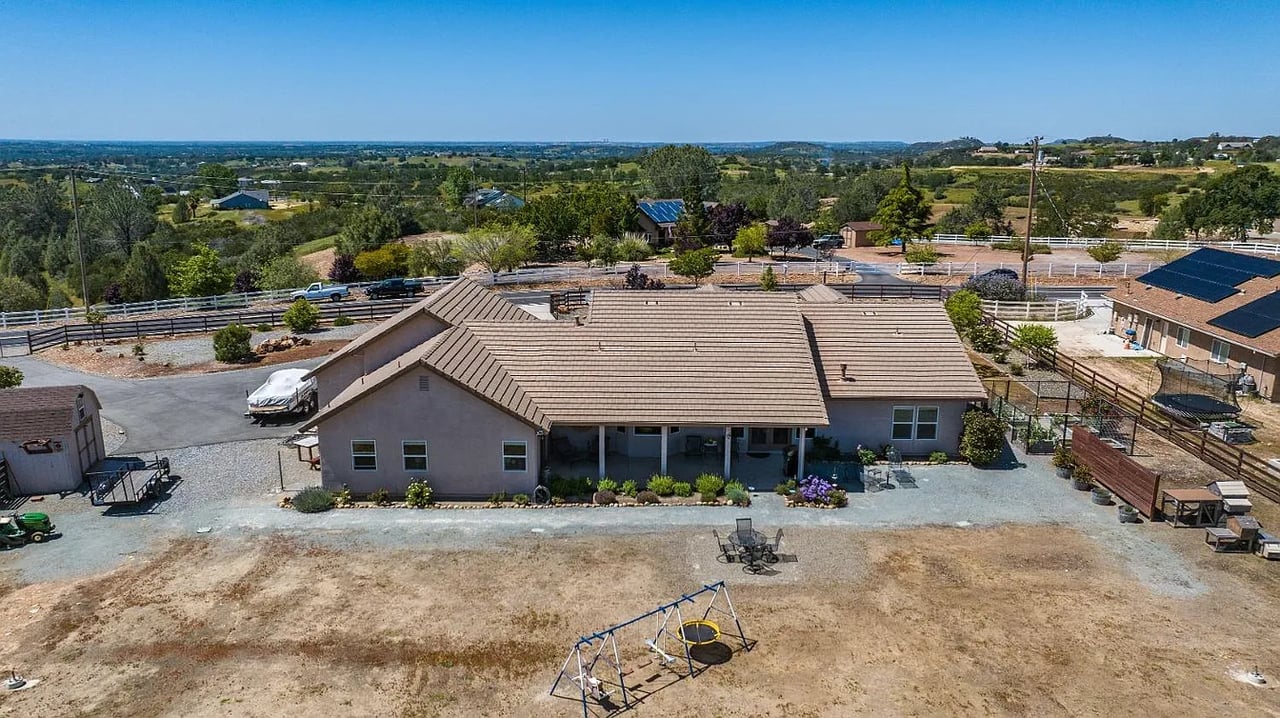 3221 Crestview Dr