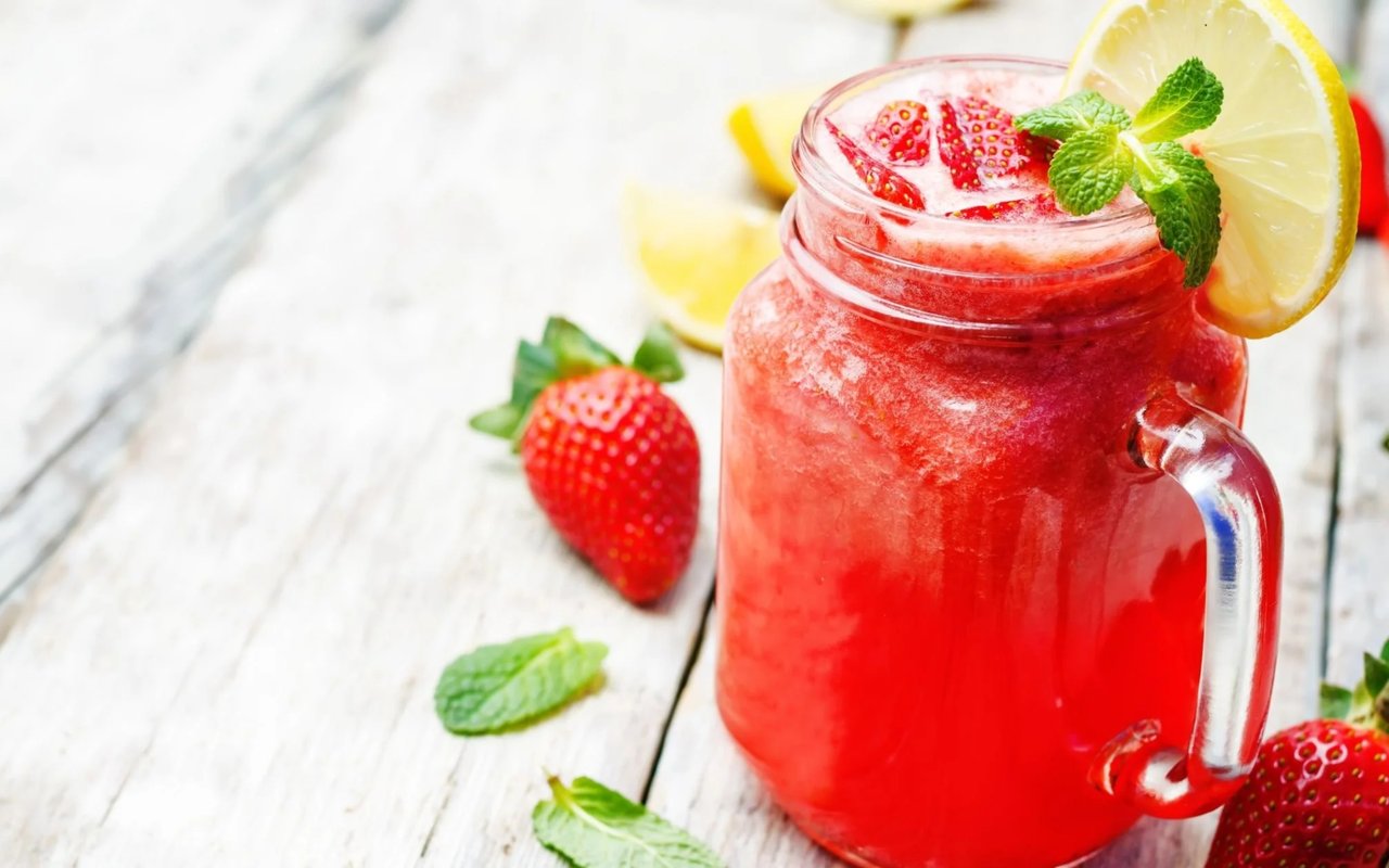 Easy, Homemade Berry Lemonade