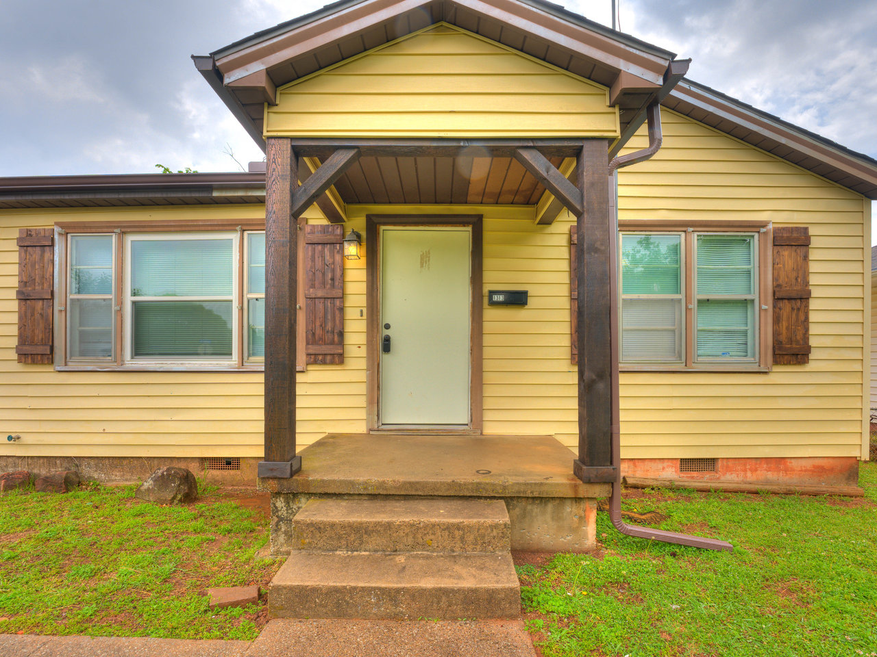 1313 Laverne