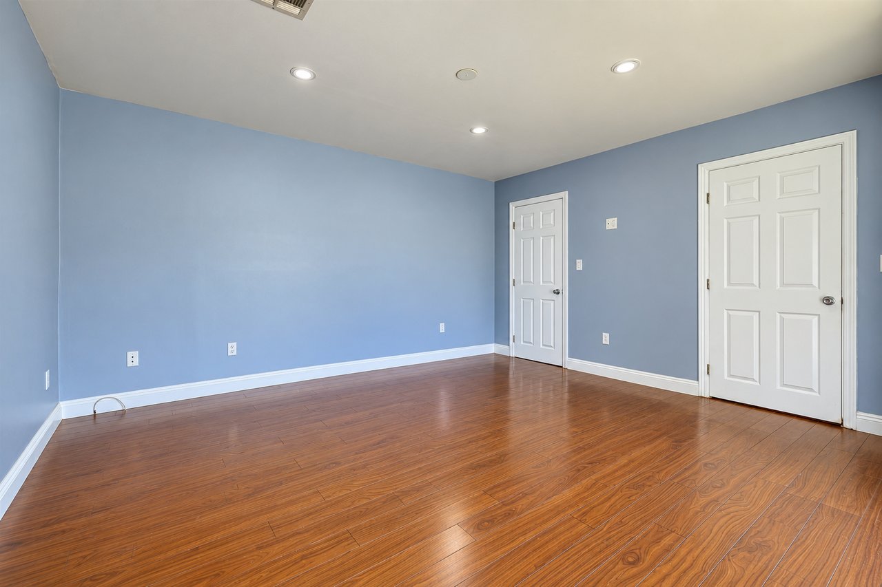512 E Tujunga Ave