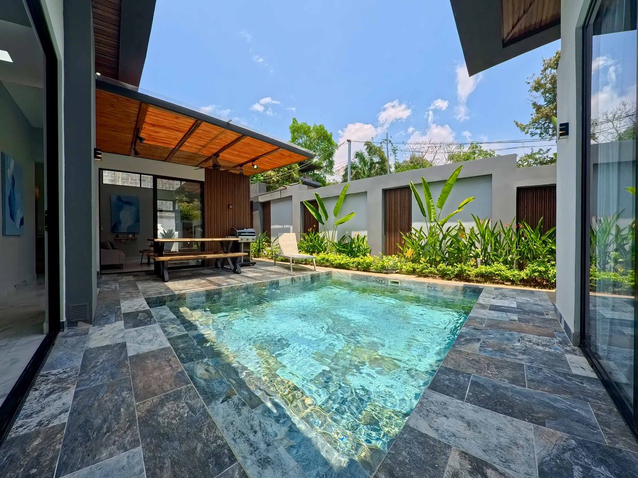 Great Location Brand New Pool House