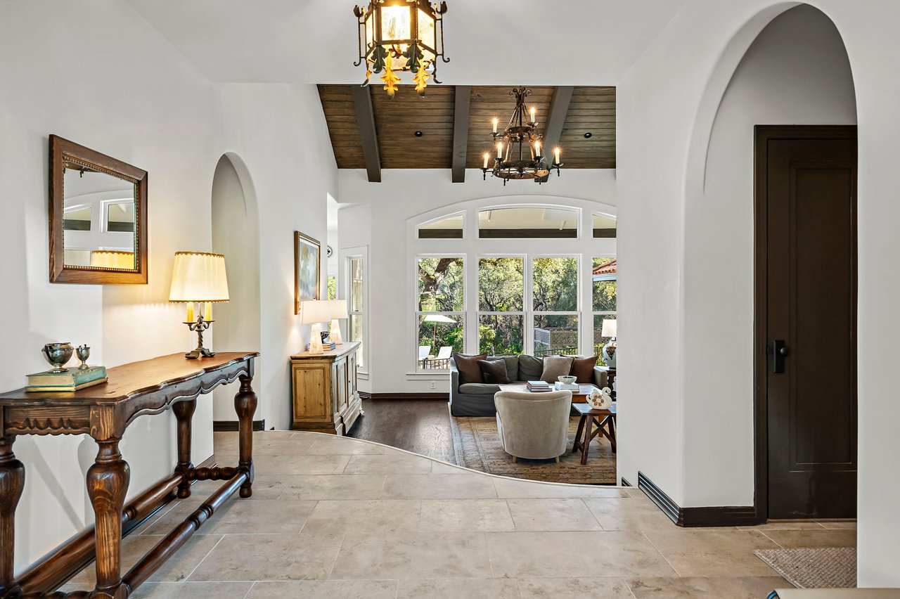 Vista Sereno :  A Modern, Spanish Colonial Retreat