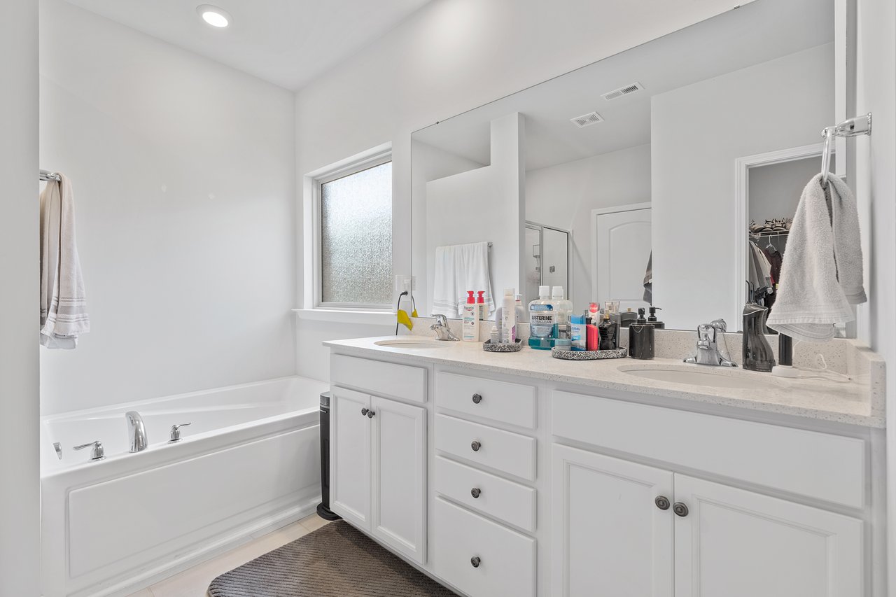 Spacious 4-Bed with 3-Car Garage & Prime Location Near Hwy 72