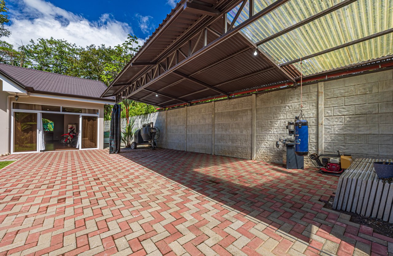 Exceptional 5-Bedroom Residence on Los Laureles Street – Prime Location & Versatile Layout