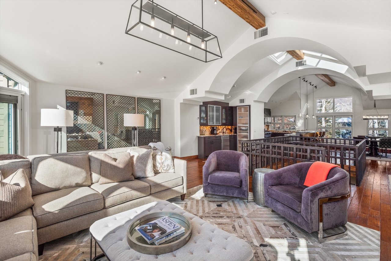 Aspen Core Luxury: Walk to the Gondola from this Spacious Townhome