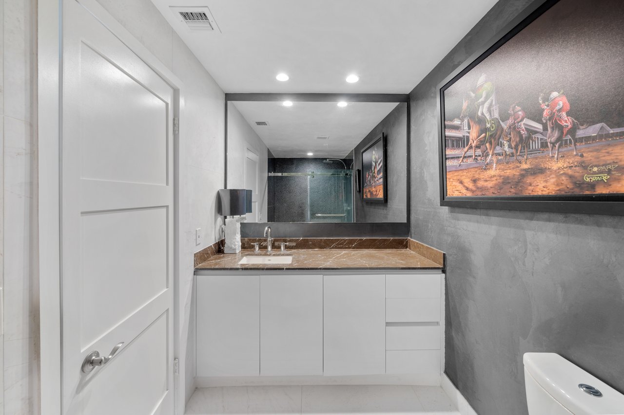 1000 Venetian Way 810