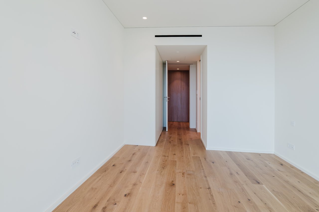 Luxurious 4-Bedroom Sea-View Apartment with Expansive Terrace and Parking in Vila Nova de Gaia