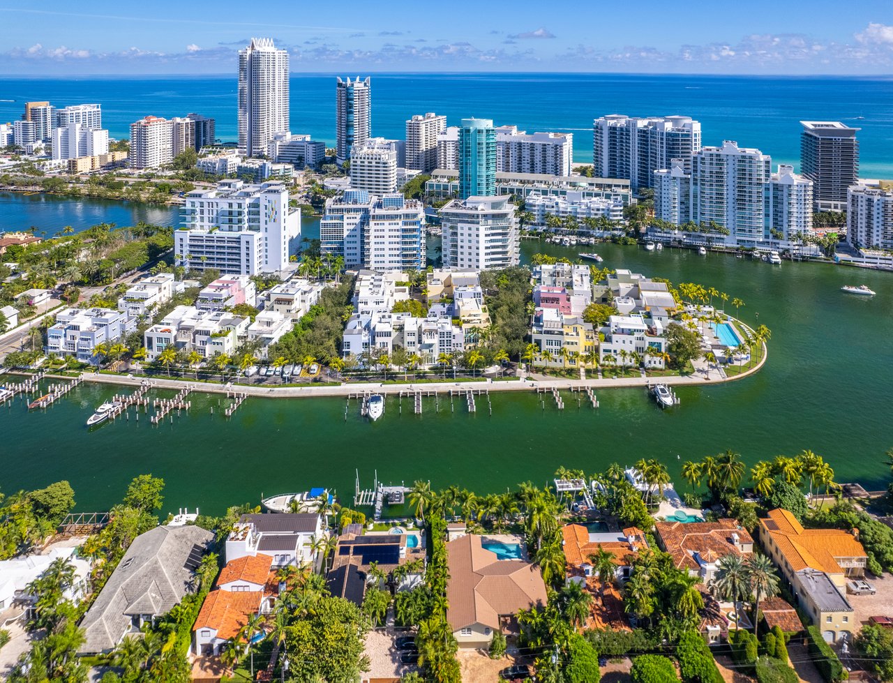Aqua Gorlin Residence 703