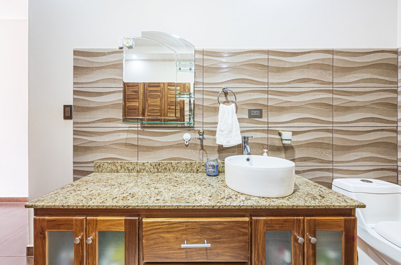 EXCEPTIONAL 5-BEDROOM RESIDENCE– PRIME LOCATION & VERSATILE LAYOUT