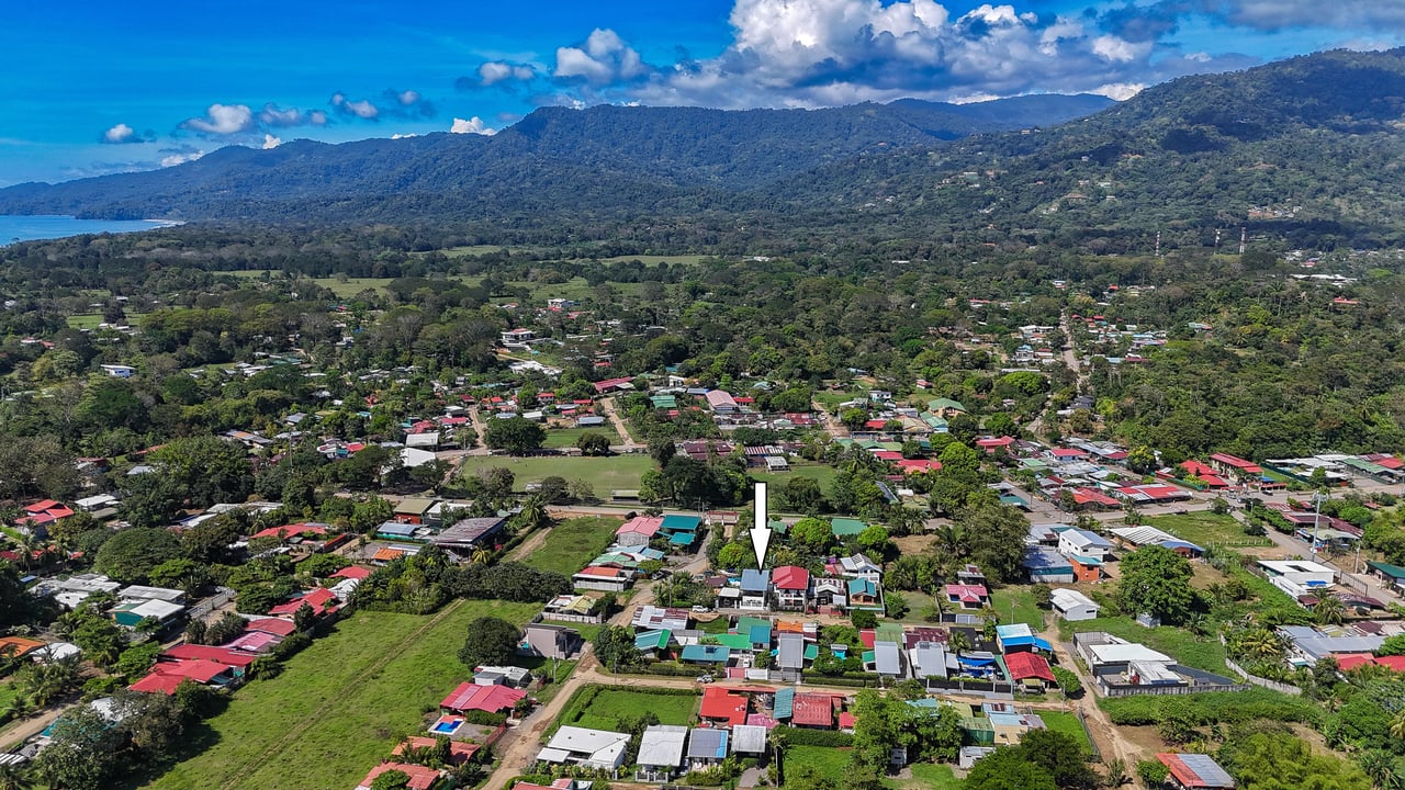 A House With An Upper Live-In Suite & Two Fully Serviced Downstairs Rental Apartments Less Than 1 km From The Entrance to Marino Ballena National Park