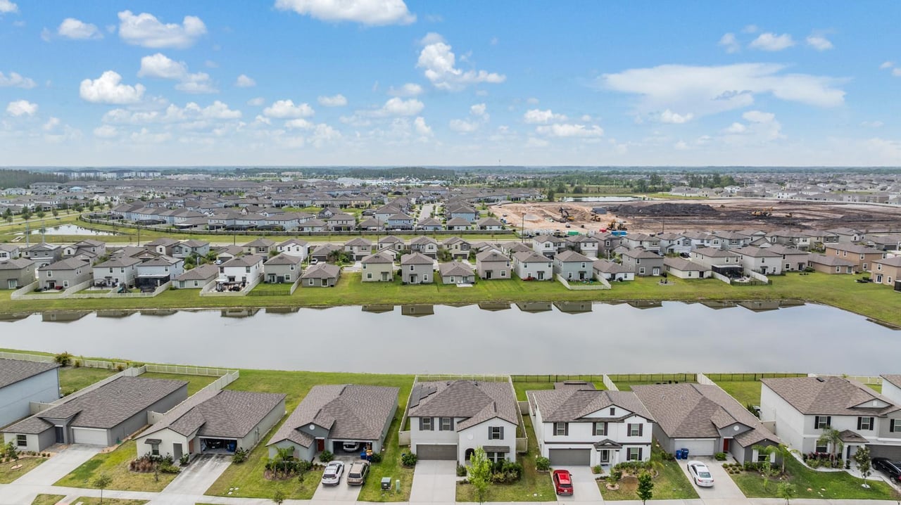 Solar-Powered Dream Home in Epperson Lagoon – 6 Beds + Florida Room!