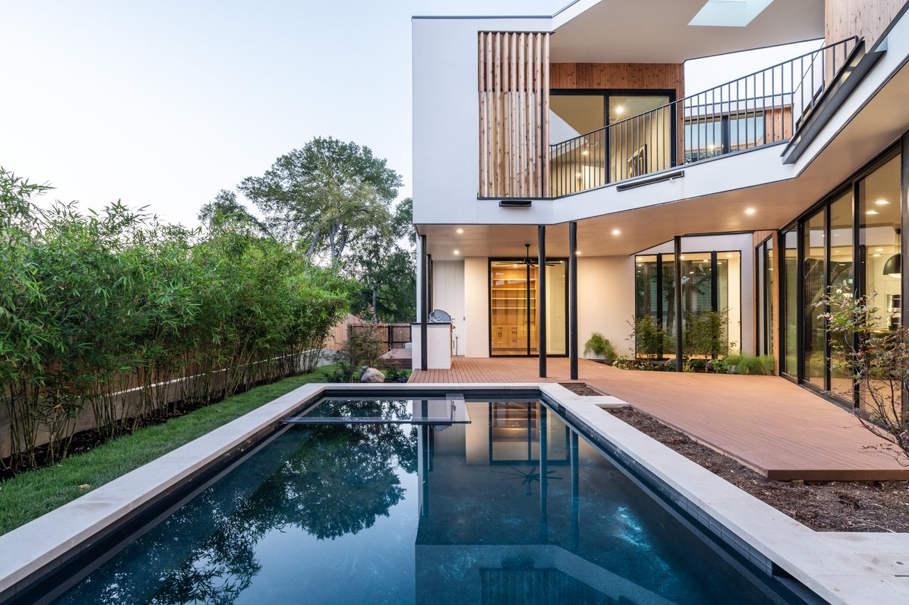 1121 Bluebonnet LN
