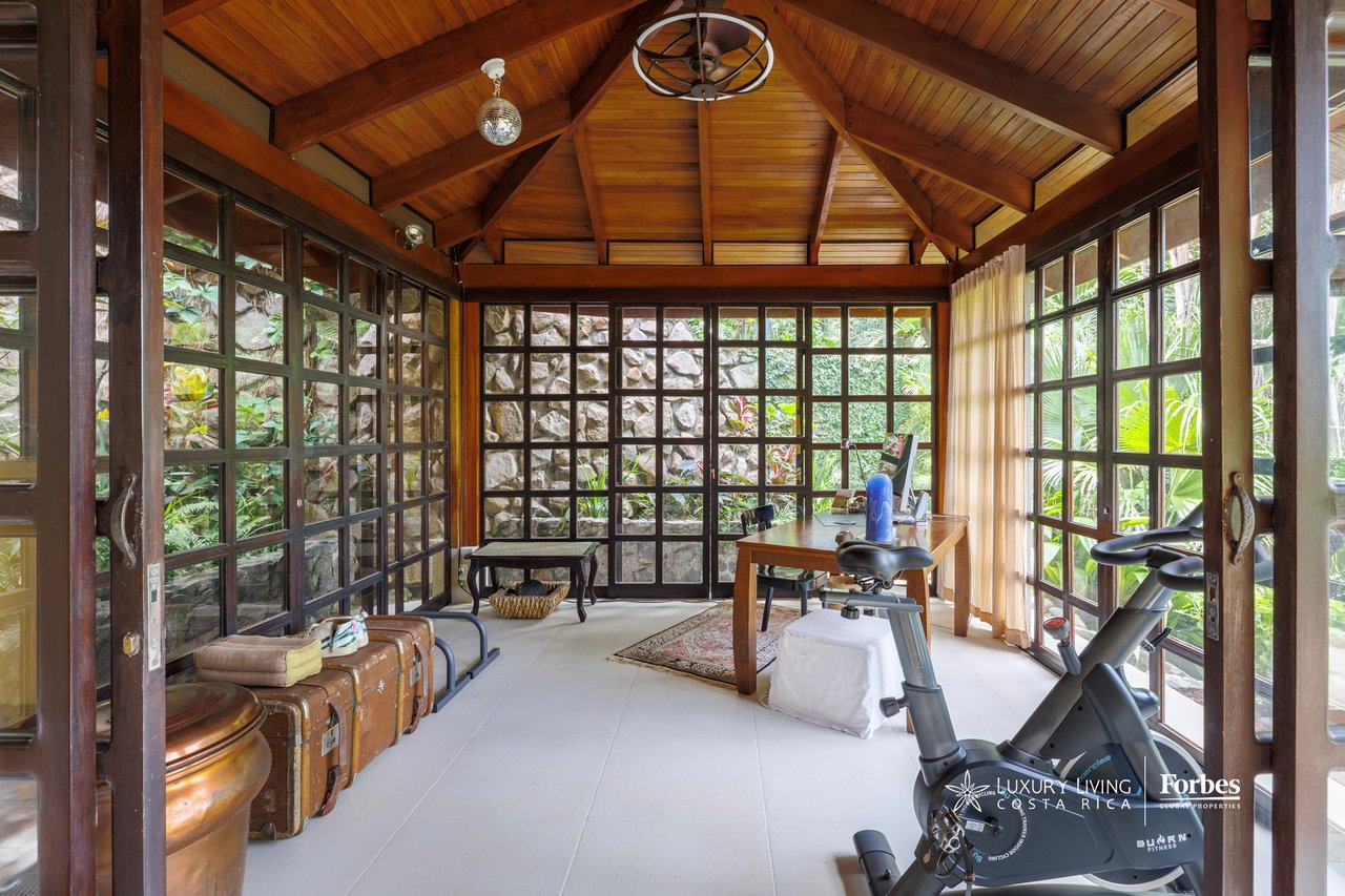 21476 - House: Balinese-Inspired Luxury Home for Sale in Atenas