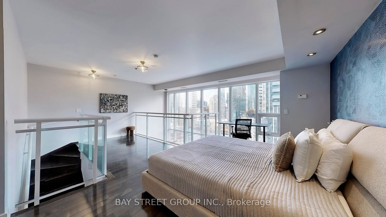 STUNNING SUNNY PENTHOUSE