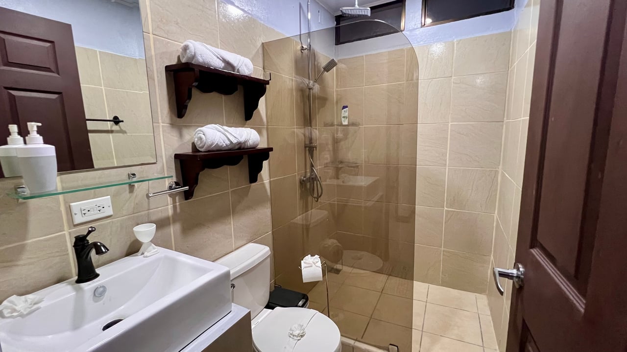 3-Bedroom Home with Large Pool and Garden in Bahía