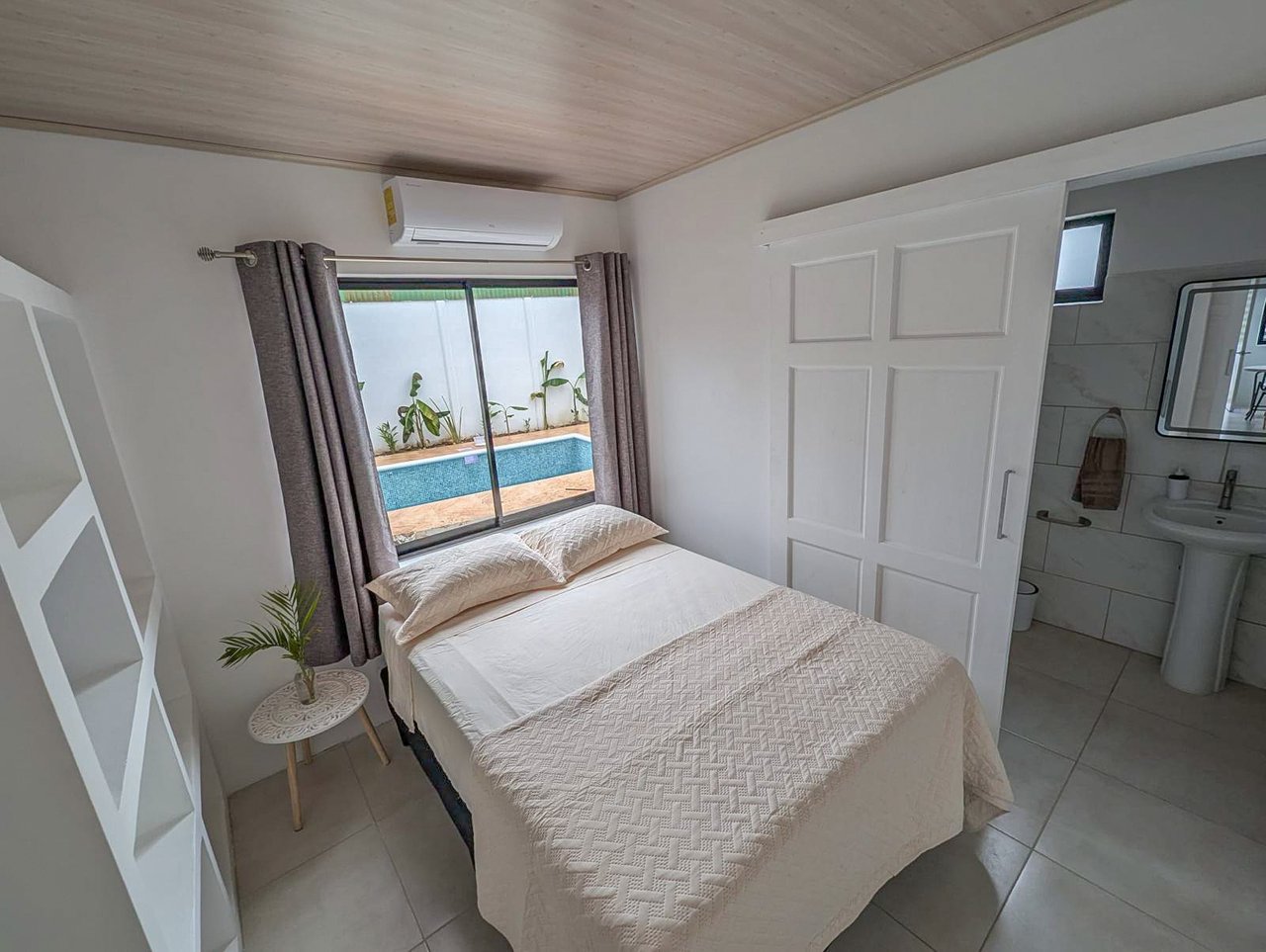 A House With An Upper Live-In Suite & Two Fully Serviced Downstairs Rental Apartments Less Than 1 km From The Entrance to Marino Ballena National Park