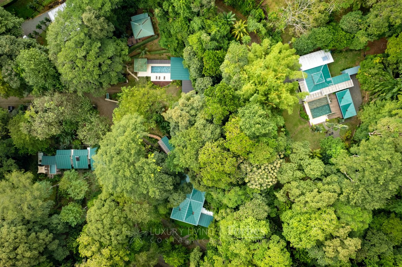 20391 - Property near the beach with hotel or private home potential