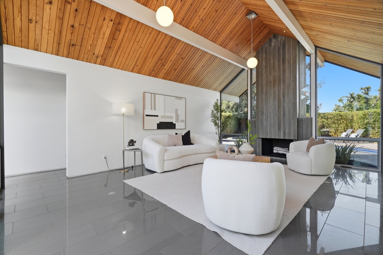 1109 Lorne WAY