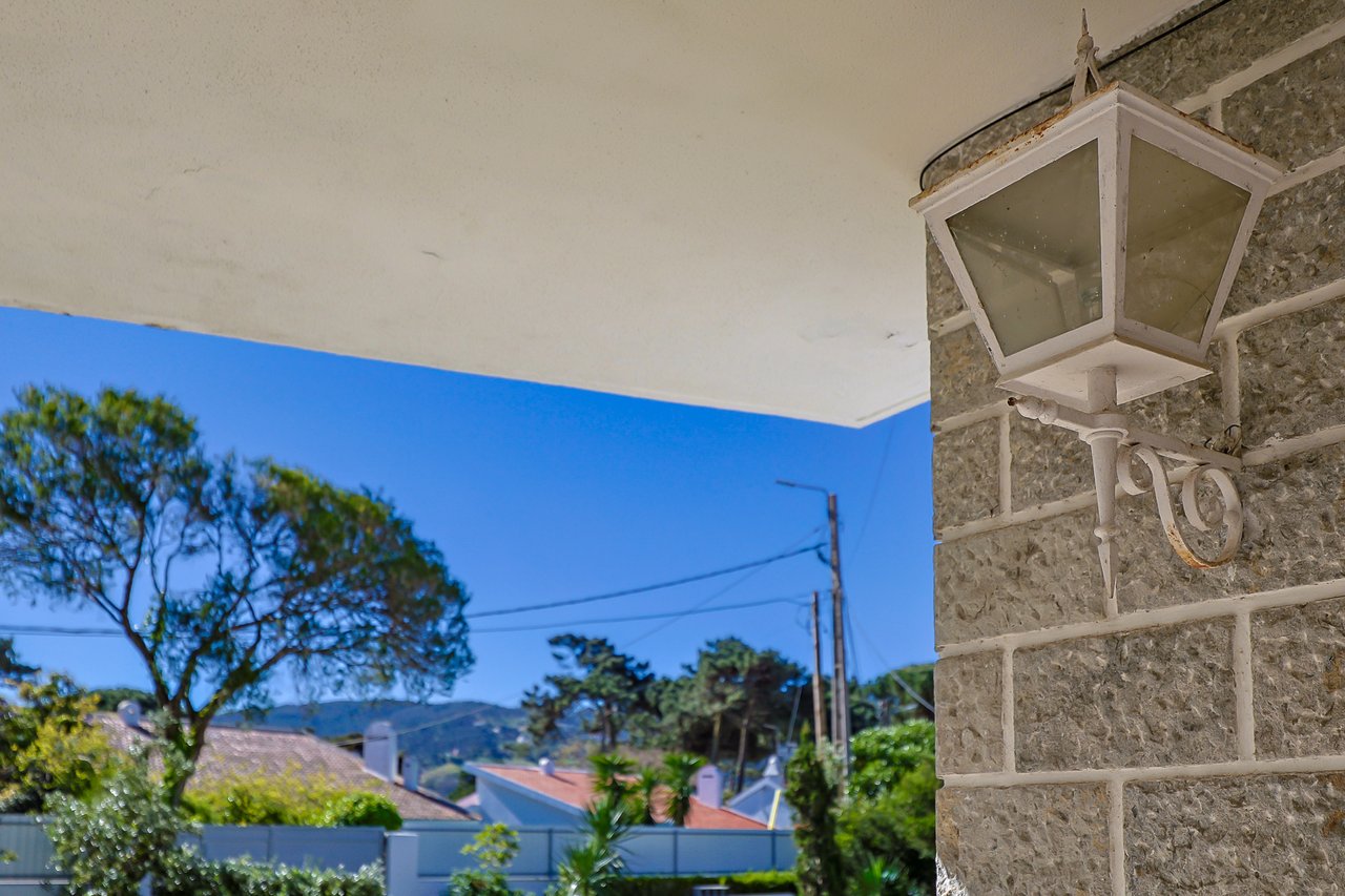 Spacious 5-Bedroom Villa with Expansive Garden Near Sintra in Colares