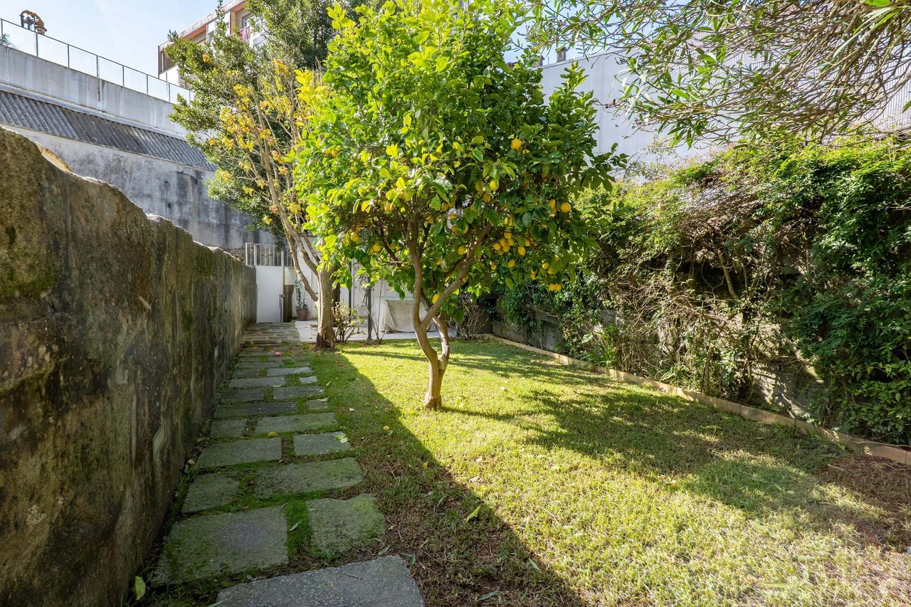 Beautifully Restored Townhouse Property with license for Short-Term rental in Bonfim, Porto