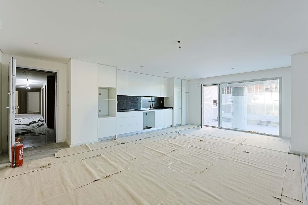 Modern 1-Bedroom Apartment in Camarate, Loures