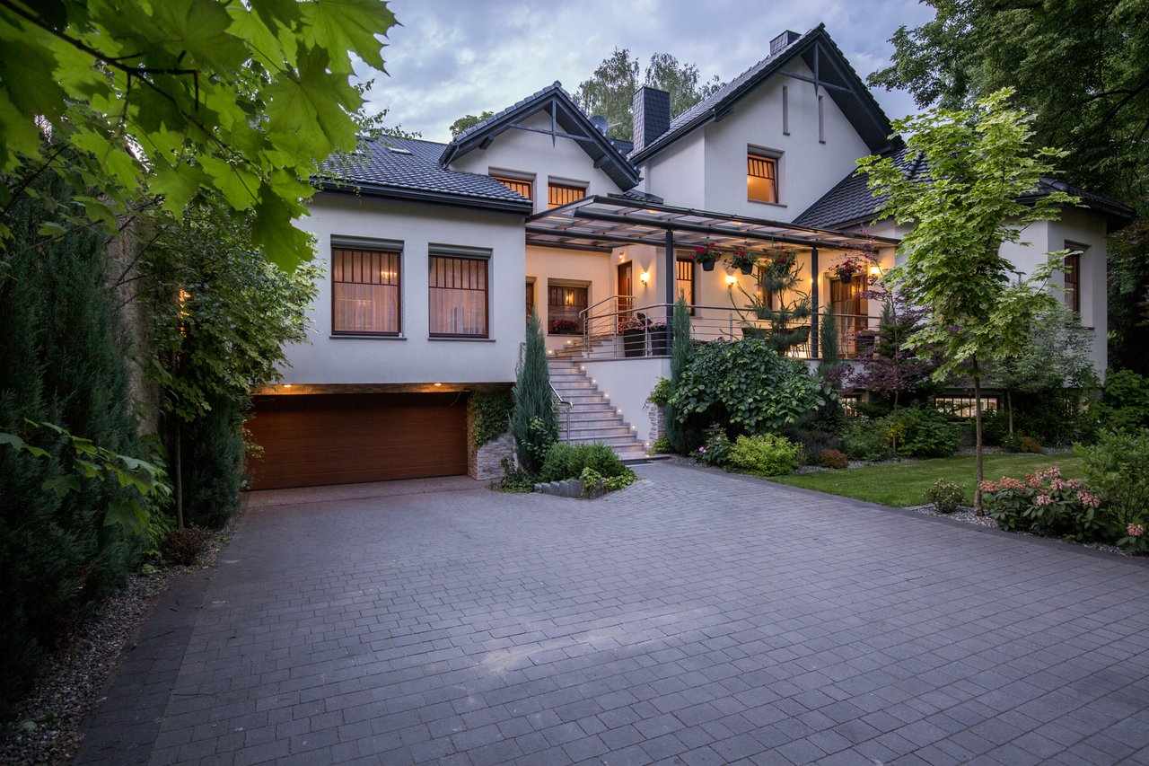 Real estate conditions can vary considerably between cities, neighborhoods, price points, and property types.
