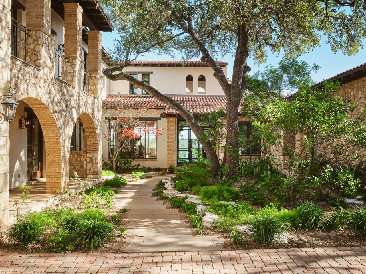 LAKESHORE HORIZON: WATERFRONT VILLA WITH LAKE & CITY VIEWS