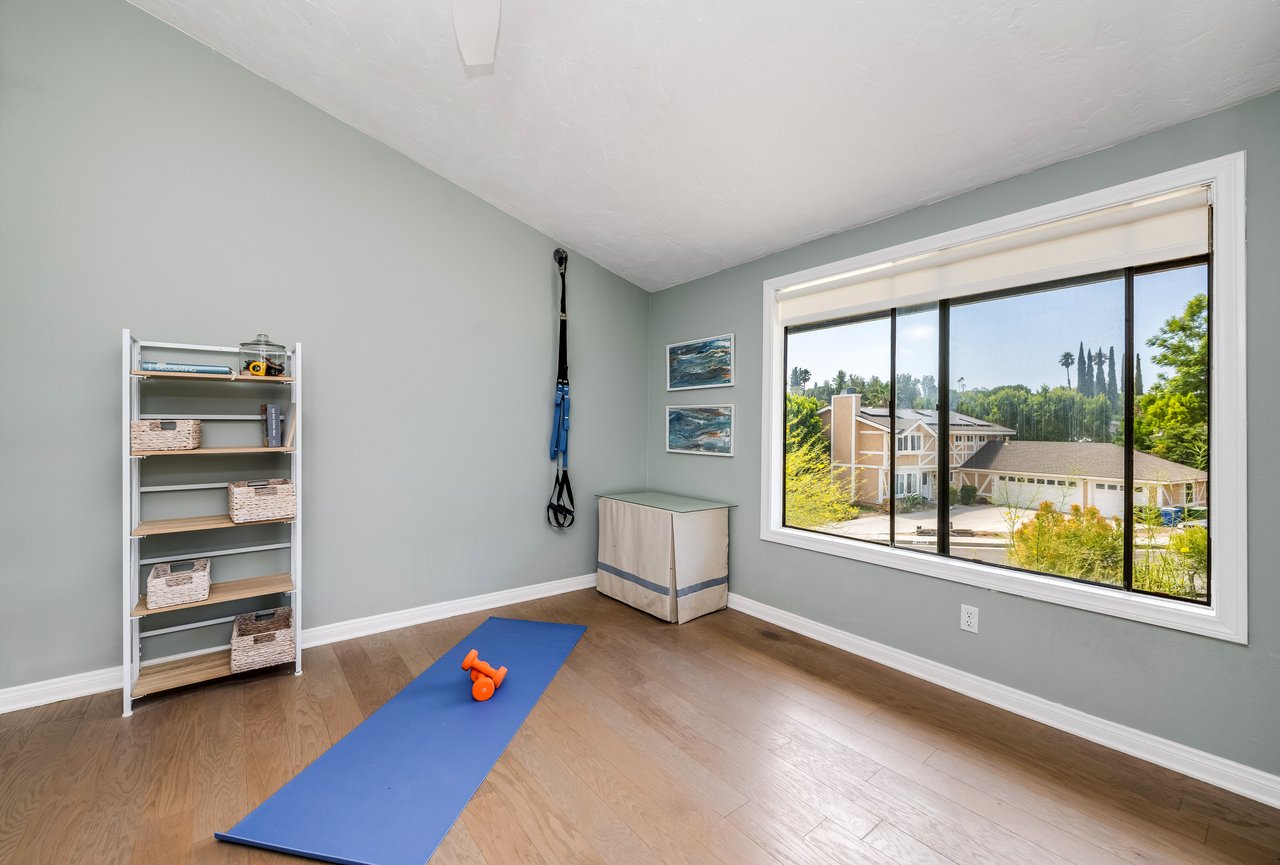 24417 Clipstone St, Woodland Hills 