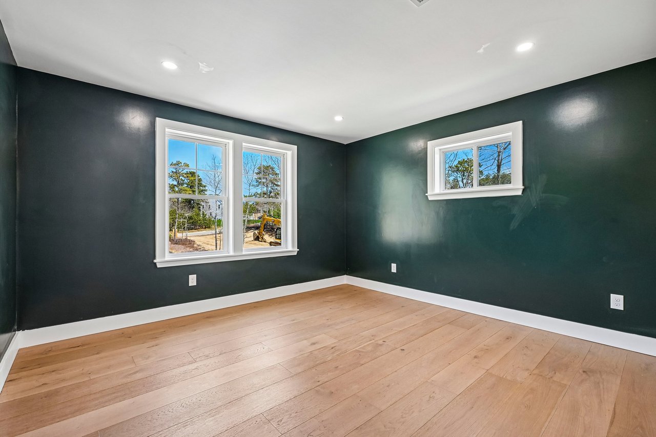 33 Seabiscuit Dr, Plymouth, MA 02360